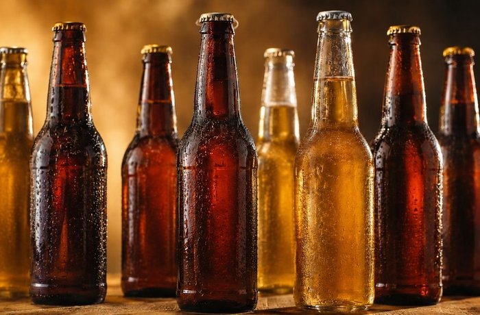 Latas de cerveza en un lineal de supermercado en España