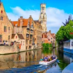 Calle de Brujas con terrazas de cervecería en Bélgica durante la tendencia sober curious
