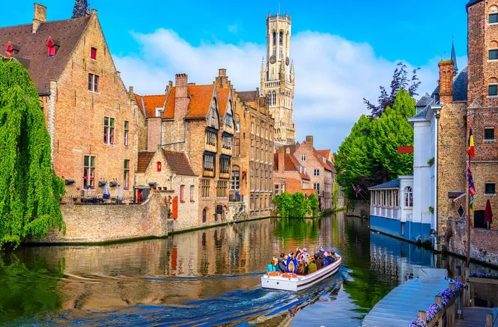 Calle de Brujas con terrazas de cervecería en Bélgica durante la tendencia sober curious