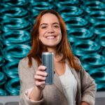 Tamires Silvestre, directora de Sustentabilidad de Ball para America del Sur, con una lata de aluminio