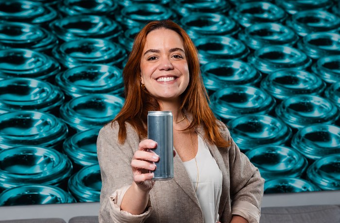 Tamires Silvestre, directora de Sustentabilidad de Ball para America del Sur, con una lata de aluminio