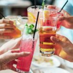 Bebidas sin alcohol en el tardeo en Espana – copas sobre mesa en verano