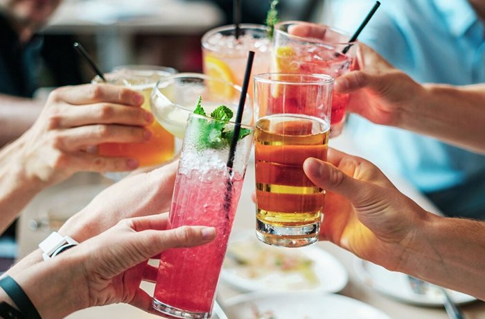 El tardeo impulsa las bebidas sin alcohol en Espana: mercado No&Lo crece un 18% en tres anos 16 Bebidas sin alcohol en el tardeo en Espana – copas sobre mesa en verano