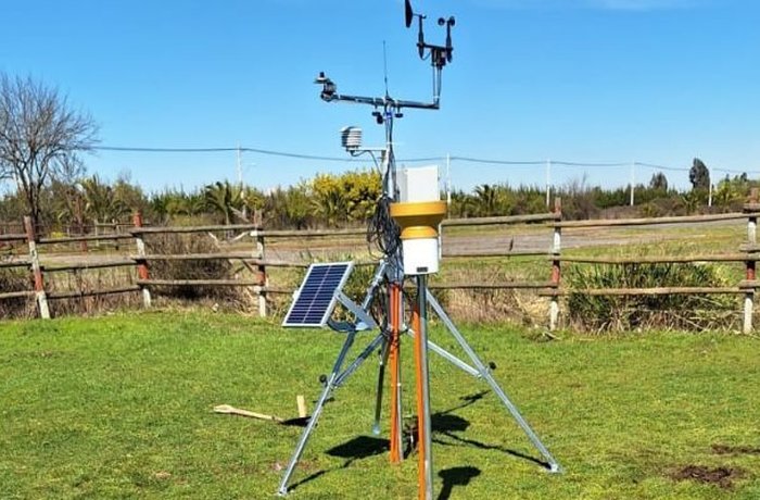 Estacion meteorologica agroclimatica en un vinedo de Chile