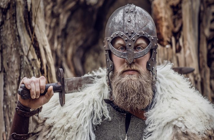 Recreación de una bebida vikinga de frutas fermentadas, vino nórdico tradicional