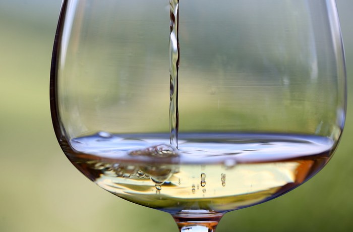 Copa de vino sirviendose, ilustrando el vino sin alcohol desalcoholizado