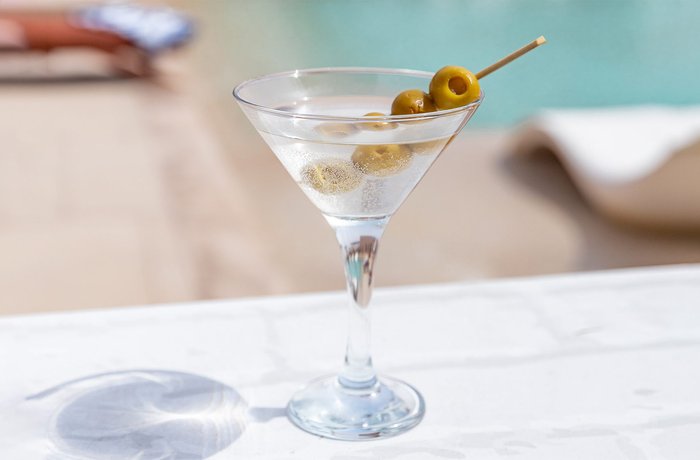 El vodka desafía al tequila en el duty free mundial: crece un 7% en volumen y un 13% en valor en 2025 3 Vodka martini en aeropuerto duty free – categoria crece un 13 por ciento en valor en travel retail global 2025