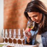Sala de cata de vinos del WSET con copas alineadas