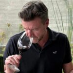 Alistair Cooper MW catando vino chileno para la Guía Catad'Or 2026