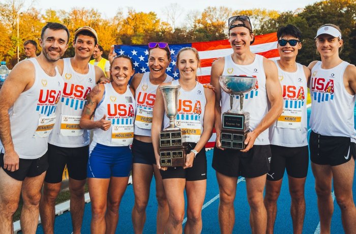 Equipos de Estados Unidos tras ganar el Beer Mile World Classic 2026 en Colonia, Alemania