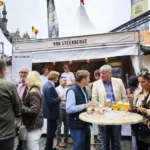 Puestos de cervecerías belgas en la Grand Place de Bruselas durante el Belgian Beer Weekend