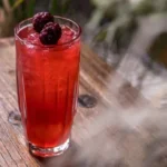 Cóctel Blackberry Buck de bourbon con moras y pimienta negra