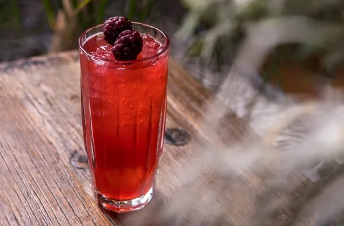 Cóctel Blackberry Buck de bourbon con moras y pimienta negra