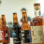 Botellas de cerveza artesanal en un evento en Bogotá, Colombia