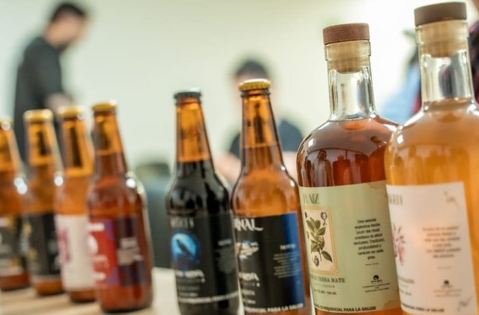 Botellas de cerveza artesanal en un evento en Bogotá, Colombia