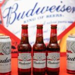 Botellas y latas de Budweiser, la marca con la que Budweiser APAC vende en China cada vez más cerveza para casa