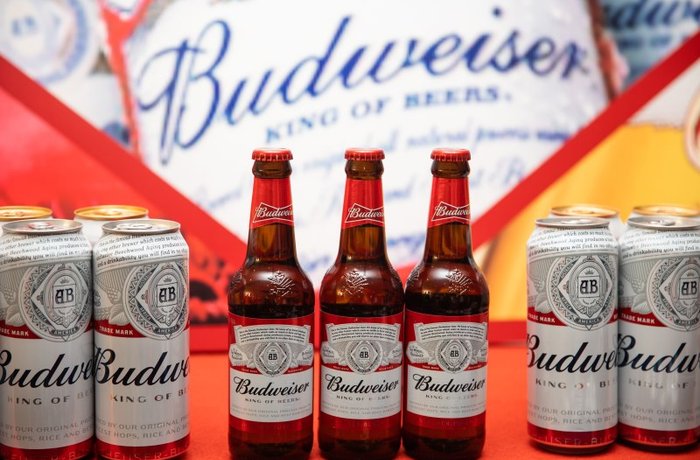 Botellas y latas de Budweiser, la marca con la que Budweiser APAC vende en China cada vez más cerveza para casa