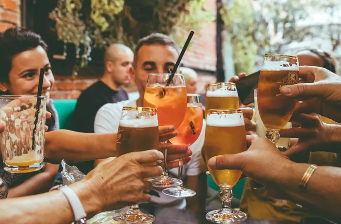 Personas brindando con bebidas alcohólicas, consumo de alcohol en España