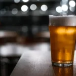 Vaso de cerveza estilo Catharina Sour servido en una barra, cerveza distintiva de Brasil