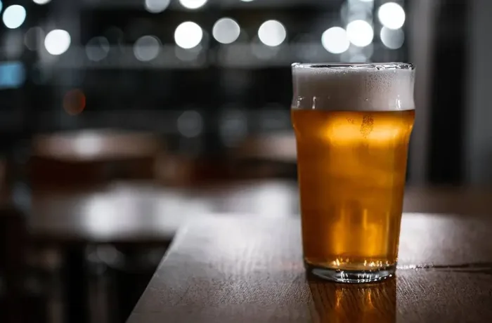 Vaso de cerveza estilo Catharina Sour servido en una barra, cerveza distintiva de Brasil