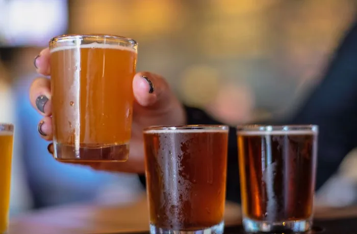Copas de cerveza artesanal servidas en un bar, mercado cervecero de África subsahariana