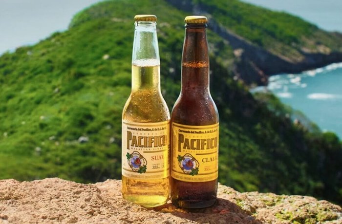 Botellas de cerveza Pacífico de Mazatlán sobre una roca frente al mar