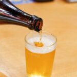 Botellas de cerveza sin alcohol en el estante de un supermercado en Reino Unido