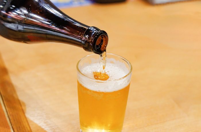 Botellas de cerveza sin alcohol en el estante de un supermercado en Reino Unido