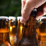 Botellas de cerveza sin alcohol en un supermercado del Reino Unido