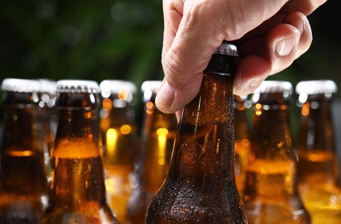 Botellas de cerveza sin alcohol en un supermercado del Reino Unido
