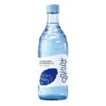 Botella de Chalrang, el soju sin azúcar de Oriental Brewery elaborado por Jeju Soju en Corea del Sur