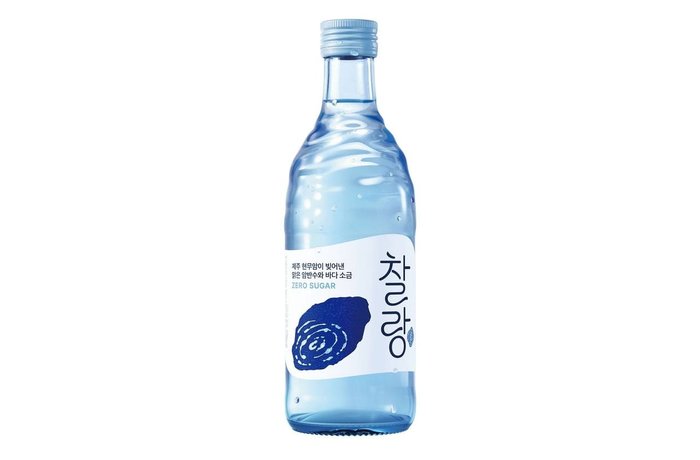 Botella de Chalrang, el soju sin azúcar de Oriental Brewery elaborado por Jeju Soju en Corea del Sur
