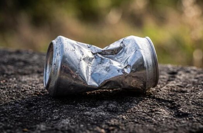 Lata de cerveza aplastada, símbolo del declive del craft beer en Estados Unidos