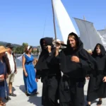 Monjes desembarcando en barco la cerveza Ollo Redondo en la Feira Franca de Pontevedra