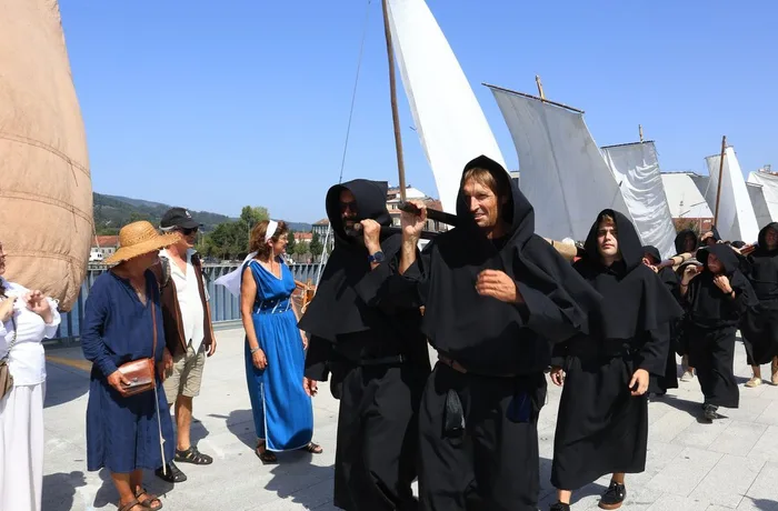 Monjes desembarcando en barco la cerveza Ollo Redondo en la Feira Franca de Pontevedra