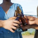 Amigos brindando con cervezas, industria cervecera colombiana y gestión del agua