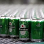 Latas de cerveza Heineken en línea de producción, inversión de 500 millones en Vietnam