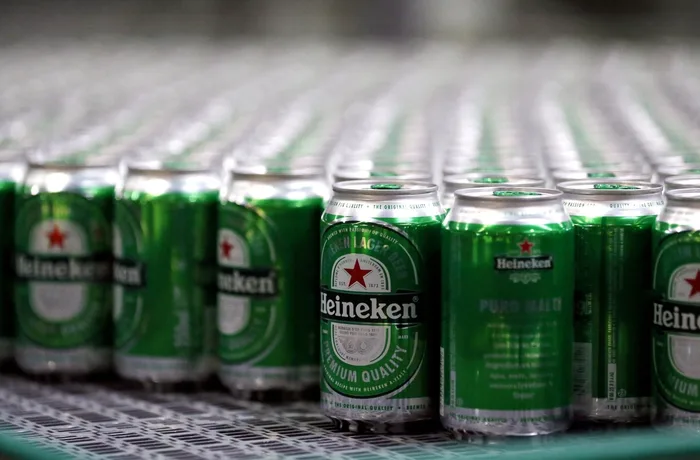 Latas de cerveza Heineken en línea de producción, inversión de 500 millones en Vietnam