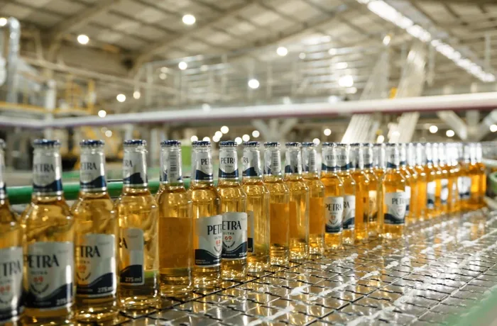 Latas de cerveza baja en calorías y sin gluten de Heineken y Grupo Petrópolis en Brasil