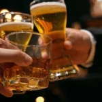 Brindis con cerveza y whisky, estudio sobre muertes por cáncer relacionadas con el alcohol