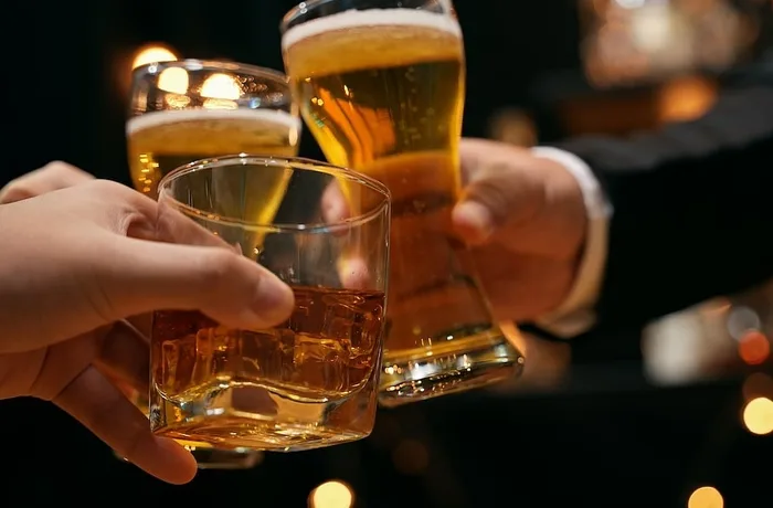 Brindis con cerveza y whisky, estudio sobre muertes por cáncer relacionadas con el alcohol