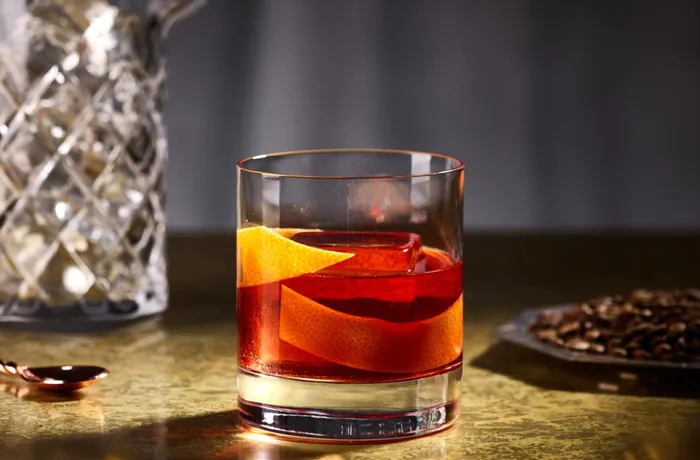 Negroni Week Chile, cóctel Negroni con piel de naranja sobre barra de bar