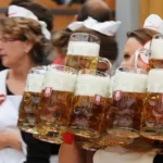 Jarra de cerveza Mass en el Oktoberfest de Múnich, Alemania