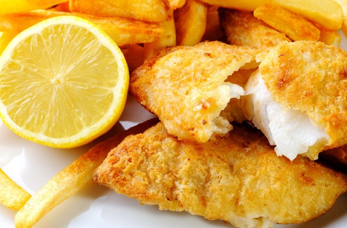 Pescado y patatas fritas con rebozado de cerveza, receta completa