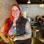 Rachel Benkowski, primera mujer Advanced Cicerone de Arizona, con una cerveza en un taproom