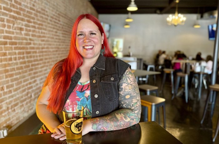 Rachel Benkowski, primera mujer Advanced Cicerone de Arizona, con una cerveza en un taproom