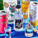 Botellas y latas de soju de marcas estadounidenses como Tokki, Hello Soju, JUMO y Minhwa Spirits
