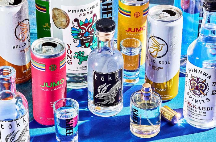 Botellas y latas de soju de marcas estadounidenses como Tokki, Hello Soju, JUMO y Minhwa Spirits
