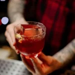 Cóctel Vieux Carré servido en vaso bajo, clásico de Nueva Orleans