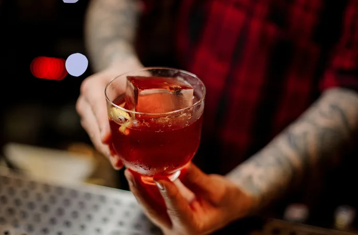 Cóctel Vieux Carré servido en vaso bajo, clásico de Nueva Orleans